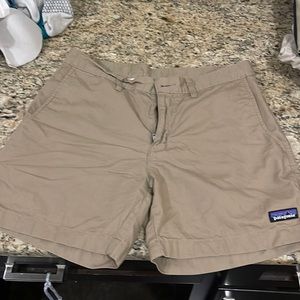Men’s khaki shorts